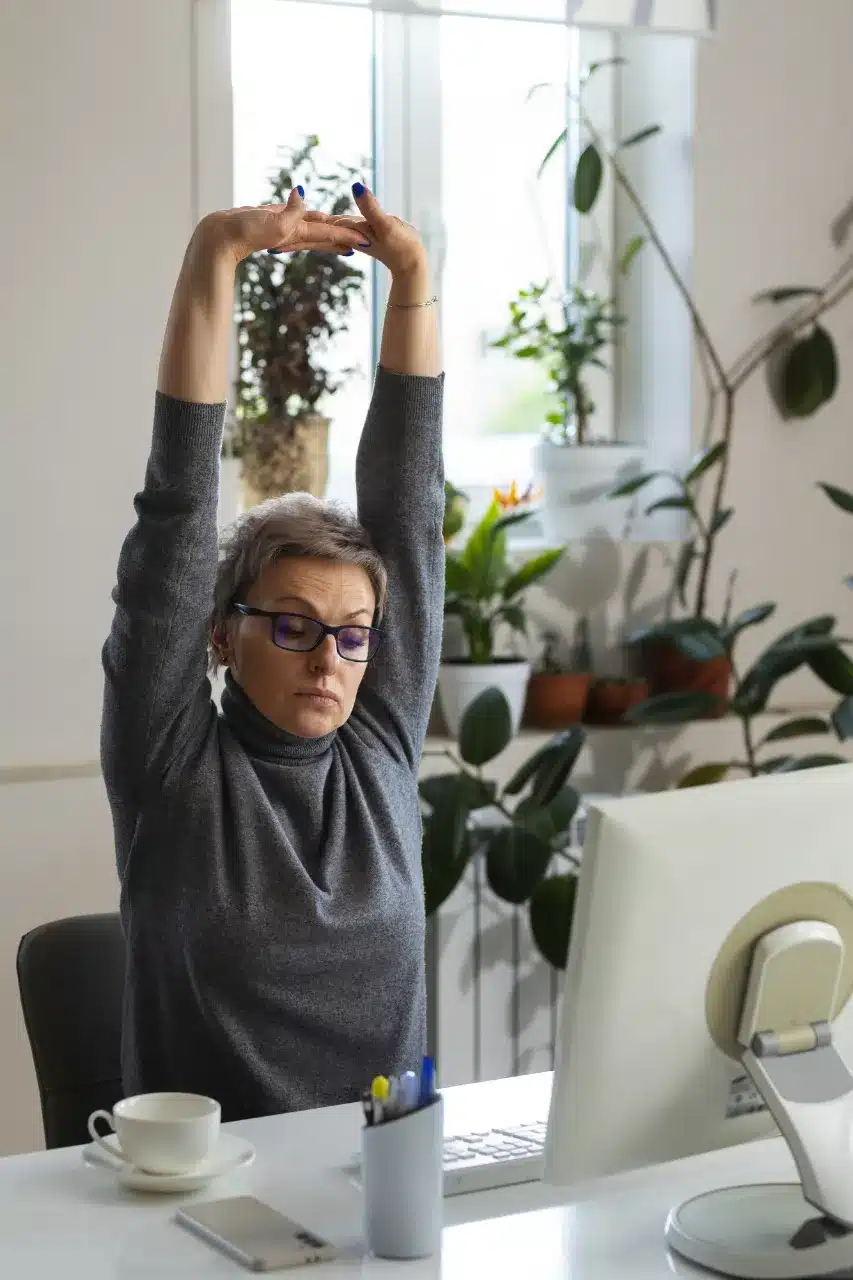 Schulterübungen Belastung durch Bildschirmarbeit reduzieren Sozialmedizinischer Pflegedienst